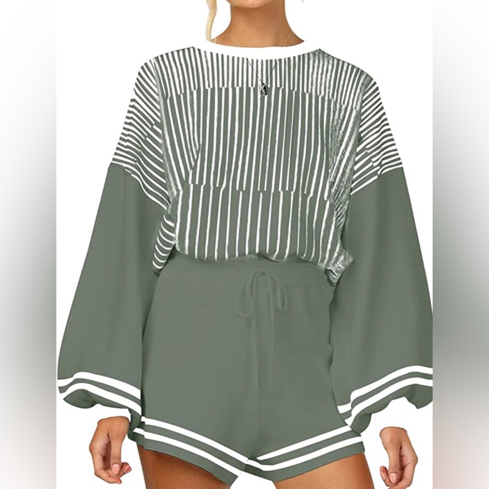 Muted green matching set, super comfy, new, never worn, just didn’t fit me.